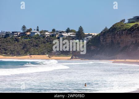 Côte est de Sydney, plage de Mona Vale menant à la plage de Warriewood sur la zone des plages du nord de Sydney, vue sur le promontoire et les maisons côtières, Sydney Banque D'Images