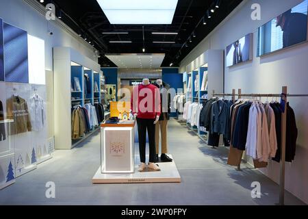 HONG KONG, CHINE - 04 DÉCEMBRE 2023 : mannequins habillés exposés au magasin DETERMINANT à Sha Tin. Banque D'Images