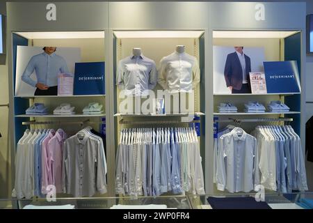 HONG KONG, CHINE - 04 DÉCEMBRE 2023 : vêtements exposés au magasin DETERMINANT à Sha Tin. Banque D'Images