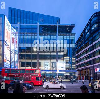 Circulation en soirée aux heures de pointe sur Charing Cross Road, Londres, Royaume-Uni Banque D'Images