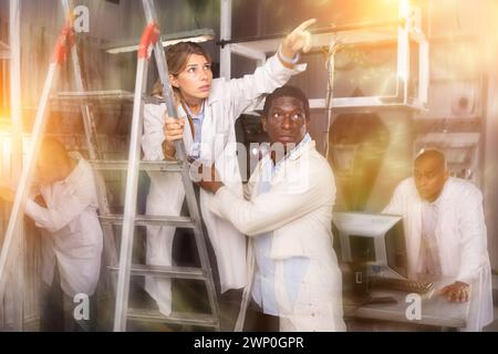 L'homme aide la femme à trouver une clé dans la salle de quête Banque D'Images