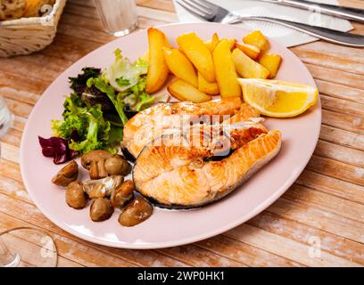 Délicieux steak de saumon aux champignons et aux pommes de terre Banque D'Images