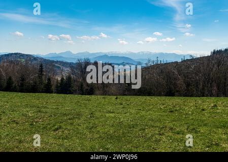 Vue sur les montagnes Mala Fatra depuis le sentier de randonnée entre Jakubovsky vrch et les collines Vrchrieka dans les montagnes Javorniky en Slovaquie au printemps Banque D'Images