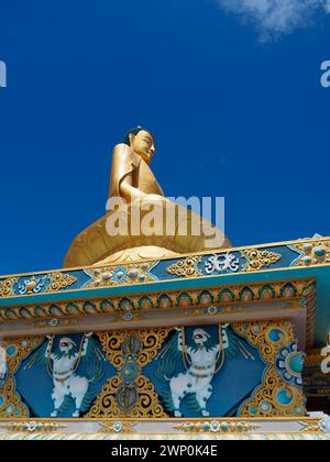 Statue dorée de Bouddha Gautama au village Stok. La statue de 71 pieds de haut (22 m) assis située à côté du monastère Stok. Banque D'Images