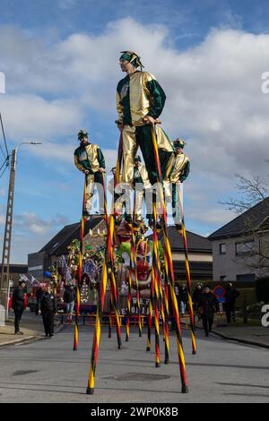 WIEZE, BELGIQUE, 25 FÉVRIER 2024 : échauffements en costumes colorés se produisant pendant le défilé du carnaval de Weize. La parade flamande du mardi gras l'a célébrée Banque D'Images