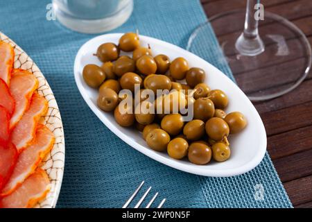 Olives vertes sautées non dénoyautées, tapas espagnoles Banque D'Images