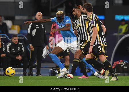 Naples, Italie. 3 mars 2024. Bremer de la Juventus concourt pour le ballon avec Victor Osimhen de la SSC Napoli lors du match de Serie A entre la SSC Napoli et Banque D'Images