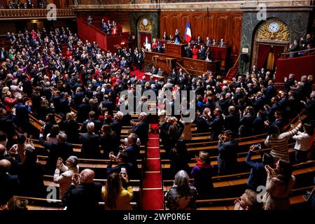 © PHOTOPQR/LE PARISIEN/olivier corsan ; Versailles ; 04/03/2024 ; Gabriel Attal, premier ministre Versailles, France, le 4 mars 2024. Les parlementaires, députés et sénateurs, se réunissent en congrès parlementaire pour la révision de la Constitution qui y tient le droit à l'IVG l'interruption volontaire de Grossesse ou avortement. Photo : LP /Olivier Corsan Congrès spécial des deux chambres du parlement (Assemblée nationale et Sénat) au château de Versailles, à l'extérieur de Paris, le 04 mars 2024. Les législateurs français se réunissent à Versailles pour voter sur l’ajout d’un article Banque D'Images