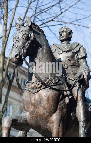 Royaume-Uni, Gloucester, statue en bronze de l'empereur Nerva, qui est reconnu comme le fondateur de la ville dans environ AD97. La statue équestre a été sculptée par an Banque D'Images