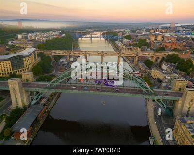 Image aérienne des ponts Tyne à Newcastle et Gateshead prenant une aube brumeuse morning.in septembre 2023 Banque D'Images