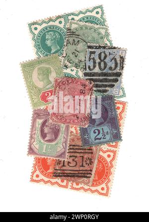 Un montage de timbres-poste vintage de la Reine Victoria de Grande-Bretagne isolés sur un fond blanc. Banque D'Images