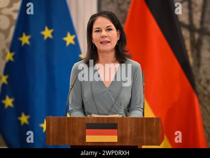 Podgorica, Monténégro. 04 mars 2024. La ministre fédérale des Affaires étrangères Annalena Baerbock (Alliance 90/les Verts) s’exprime lors de sa visite au Monténégro à Villa Gorica lors d’une conférence de presse conjointe avec le ministre des Affaires étrangères Ivanovic. Crédit : Soeren Stache/dpa/Alamy Live News Banque D'Images