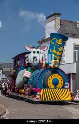 Scaër, France - mai 29 2023 : flotteur sur le thème du train du Carnaval à l'ouest. Le carnaval a lieu tous les deux ans (années impaires) pendant la Pentecôte Banque D'Images