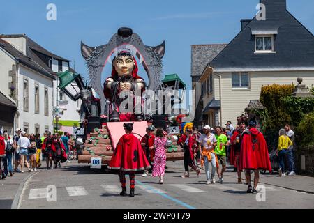 Scaër, France - mai 29 2023 : flotteur sur le thème de la petite hotte rouge du Carnaval à l'ouest. Le carnaval a lieu tous les deux ans (années impaires) Banque D'Images