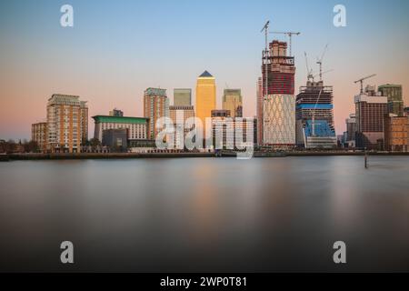 Longue exposition, Canary Wharf avec nouveau développement à Londres Banque D'Images