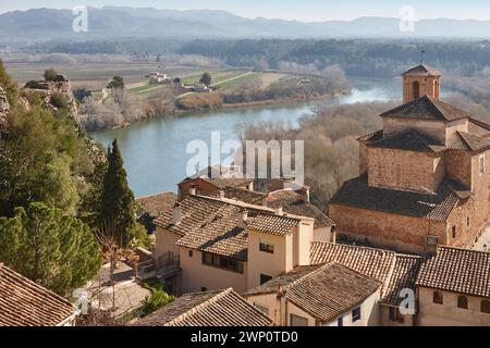 Village pittoresque avec château médiéval. Miravet, Tarragone. Catalunya, Espagne Banque D'Images