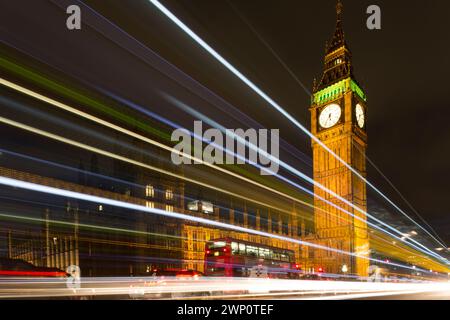 Royaume-Uni, Londres, sentiers de voiture le long du pont de Westminster avec Big Ben en arrière-plan. Banque D'Images