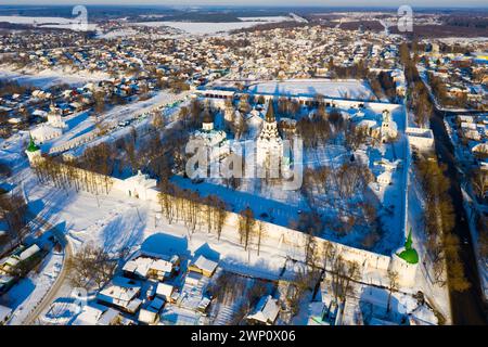 Vue aérienne le jour d'hiver du couvent Sainte Dormition à Alexandrov, Russie Banque D'Images