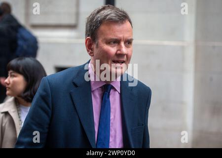 Londres, Angleterre, Royaume-Uni. 5 mars 2024. Le ministre de la politique commerciale, GREG HANDS, est vu à Westminster après la tournée médiatique du matin. (Crédit image : © Tayfun Salci/ZUMA Press Wire) USAGE ÉDITORIAL SEULEMENT! Non destiné à UN USAGE commercial ! Crédit : ZUMA Press, Inc/Alamy Live News Banque D'Images