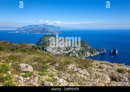 Vue de la ville d'Anacapri, île de Capri, golfe de Naples, Italie, Europe. Formations rocheuses Faraglioni sur la droite, péninsule de Sorrente dans le backgrou Banque D'Images