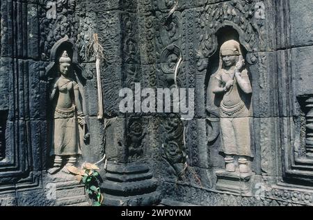 Statues d'apsaras sculptées dans le mur de la cour, temple Ta Som, complexe Angkor Wat, Siem Riep, Cambodge Banque D'Images