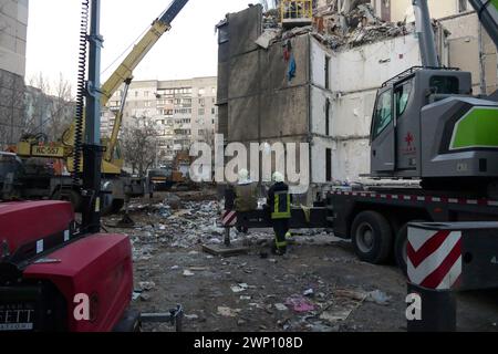 ODESSA, UKRAINE - 03 MARS 2024 - des sauveteurs mènent une opération de recherche et de sauvetage sur le site d'une attaque de drone russe contre un bâtiment de neuf étages, causant la mort de 12 personnes, dont cinq enfants, à Odessa, dans le sud de l'Ukraine. Banque D'Images