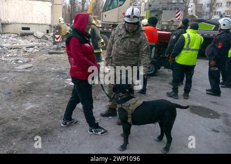 ODESSA, UKRAINE - 03 MARS 2024 - des sauveteurs mènent une opération de recherche et de sauvetage sur le site d'une attaque de drone russe contre un bâtiment de neuf étages, causant la mort de 12 personnes, dont cinq enfants, à Odessa, dans le sud de l'Ukraine. Banque D'Images