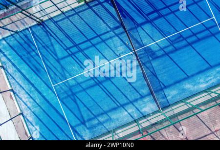 Vue aérienne d'une partie d'un court de paddle-tennis, vue d'en haut Banque D'Images