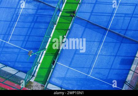 Vue aérienne d'une partie de deux courts de paddle-tennis, vue d'en haut Banque D'Images