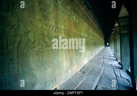 Galerie avec relief du barattage de l'océan de lait du Ramayana, prise en 1995, Angkor Wat, Siem Riep, Cambodge Banque D'Images