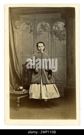 Original victorien CDV de jeune fille victorienne, enfant victorien, portant une robe crinoline avec une veste longue par Lloyd & Jefferson de Lord Street, Southport, Lancashire (maintenant dans Merseyside) Angleterre, Royaume-Uni vers 1864 Banque D'Images