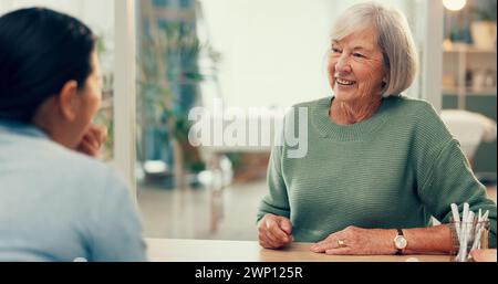 Rencontre, conversation et psychologie consultant une vieille femme pour la thérapie, la santé mentale et les soins à la retraite. Personne mature, psychologue écoutant et Banque D'Images