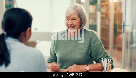 Rencontre, conversation ou psychologie consultant une vieille femme pour une thérapie, une santé mentale ou un soutien à la retraite. Personne âgée heureuse parlant, psychologue Banque D'Images