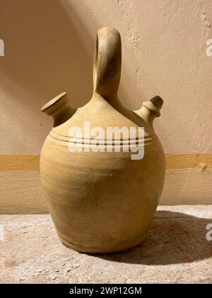 Une cruche en argile appelée botijo en espagnol. Un pot de boue traditionnel utilisé pour garder l'eau fraîche à l'intérieur. Banque D'Images