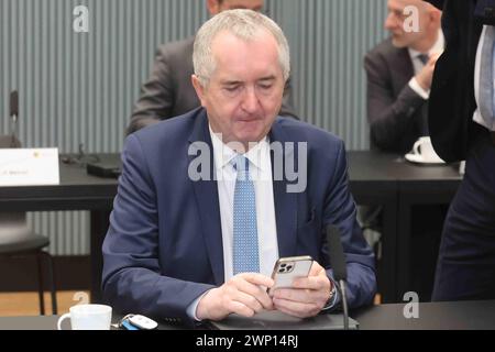 Auerbach, Allemagne. 05 mars 2024. Thomas Schmidt (CDU), ministre d’État chargé du développement régional de Saxe, regarde son téléphone portable dans la salle de conférence avant la réunion extérieure du cabinet saxon au centre de formation forestière de Bad Reiboldsgrün. Crédit : Bodo Schackow/dpa/Alamy Live News Banque D'Images