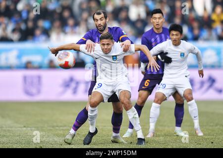 Tianjin Jinmen Tiger Football Club 1-1 dessine le Nantong Zhiyun Football Club au premier tour de la Super League chinoise (CSL) 2024 à Tianjin, en Chine, Banque D'Images