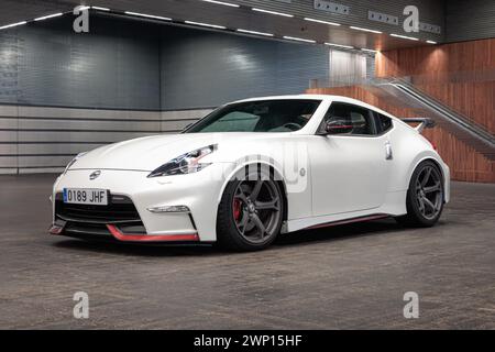 Bilbao, Espagne-11 novembre 2023 : Nissan 370Z (Fairlady Z Z34) dans un parking intérieur Banque D'Images