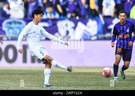 Tianjin Jinmen Tiger Football Club 1-1 dessine le Nantong Zhiyun Football Club au premier tour de la Super League chinoise (CSL) 2024 à Tianjin, en Chine, Banque D'Images