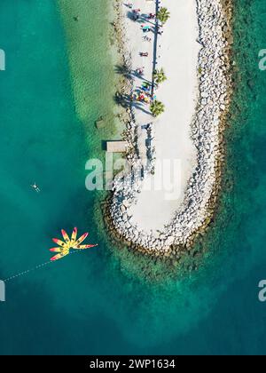 Plan aérien regardant vers le bas sur la plage de Kasjuni à Split Croatie Banque D'Images