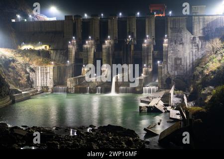 18 février 2024, Uttarakhand Inde. Prise de vue nocturne cinématographique du barrage de Lakhwar-Vyasi sur Yamuna Riveer avec de l'eau coulante d'une sortie avec Brighten Up Dam wa Banque D'Images