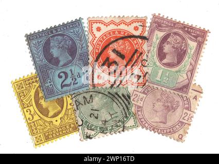 Un montage de timbres-poste vintage de la Reine Victoria de Grande-Bretagne isolés sur un fond blanc. Banque D'Images