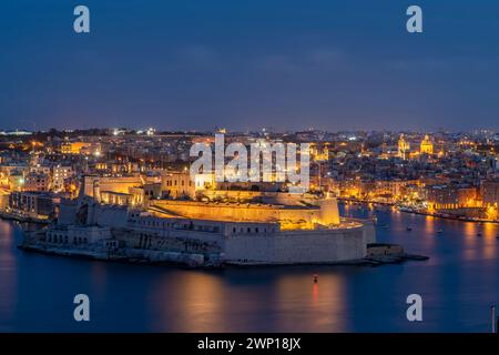 Vittoriosa, également connu sous le nom de il-Birgu, au crépuscule, vu de la Valette, Malte Banque D'Images