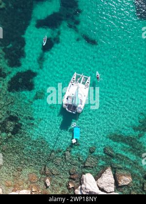 Catamaran à voile ancré dans les eaux turquoises de Majorque Banque D'Images