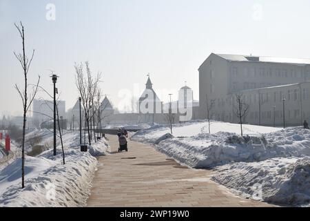 Toula, Russie - 2 mars 2024 : les gens marchent sur le quai Kazan de la rivière UPA et le Kremlin de Toula. Matin d'hiver. Tula, Russie Banque D'Images