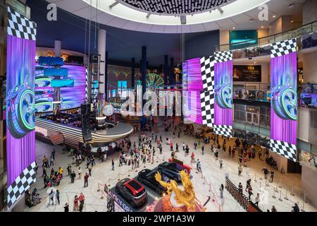 Genting Highlands, Malaisie - mars 1,2024 : SkyAvenue est le centre commercial avec affichage LED qui s'étend sur un atrium entier dans le centre commercial en G. Banque D'Images