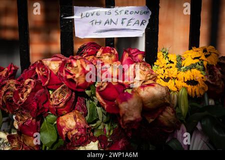 Londres, Royaume-Uni. 5 mars 2024. Des fleurs et des hommages continuent d'être placés en face de l'ambassade de Russie dans l'ouest de Londres pour le militant de l'opposition russe Alexi Navalny, décédé en prison le 16 février. L'Occident et ses partisans disent que Navalny a été assassiné et tient le gouvernement russe responsable. Crédit : Guy Corbishley/Alamy Live News Banque D'Images