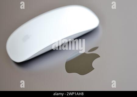 KIEV, UKRAINE - 27 NOVEMBRE 2023 Apple Magic Mouse 3e génération se trouve avec MacBook 2021 gris gros plan Banque D'Images