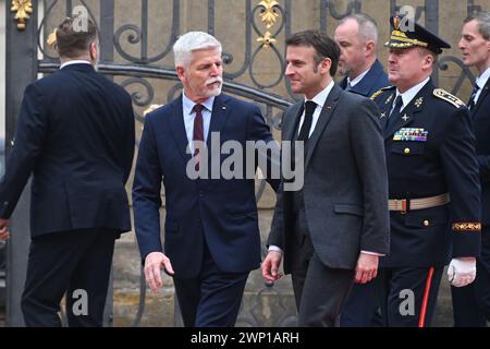 Prague, République tchèque. 05 mars 2024. Le président tchèque Petr Pavel (à gauche) accueille le président français Emmanuel Macron (à droite) au château de Prague, à Prague, en République tchèque, le 5 mars 2024. Crédit : Michaela Rihova/CTK photo/Alamy Live News Banque D'Images