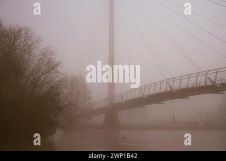 Matin d'hiver, Christchurch Bridge et Frys Island, Tamise, Reading, Berkshire, Angleterre, UK, GB. Banque D'Images