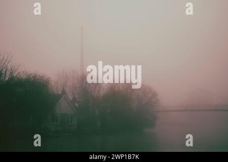 Matin d'hiver, Christchurch Bridge et Frys Island, Tamise, Reading, Berkshire, Angleterre, UK, GB. Banque D'Images